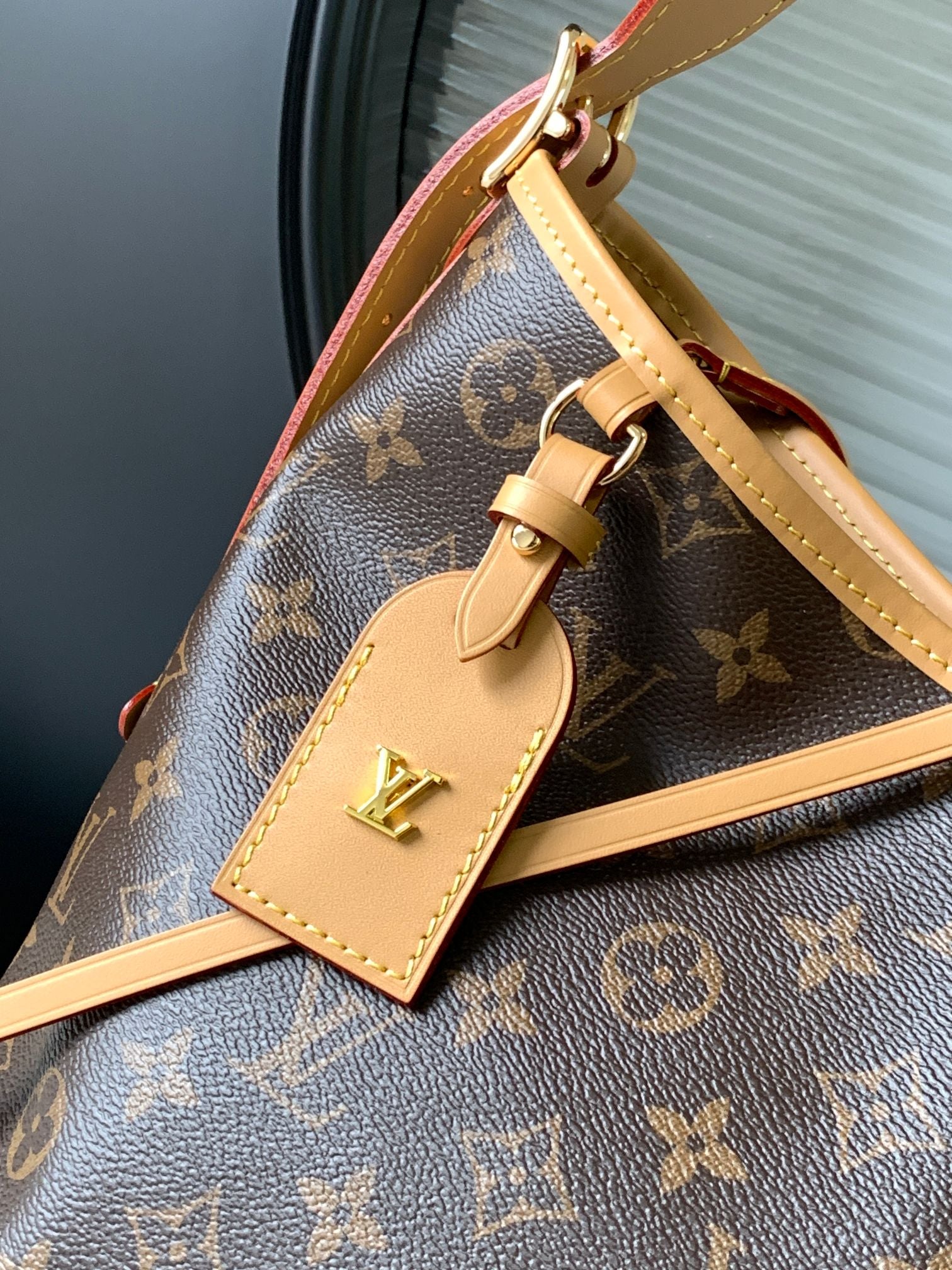LV Luxury Element CarryAll Small Shoulder Bag: Iconic Monogram Canvas & Leather Trim for Effortless Urban Chic LV03