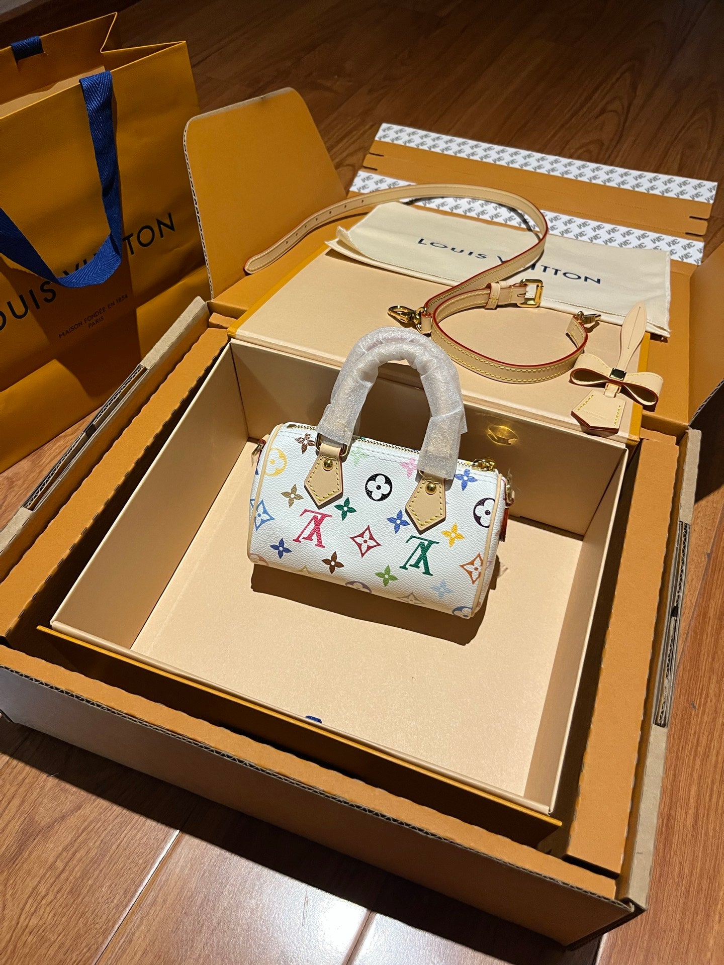 Luxury Element Chic Mini Bag with Vibrant Monogram Pattern - Stylish and Functional Everyday Accessory LV005