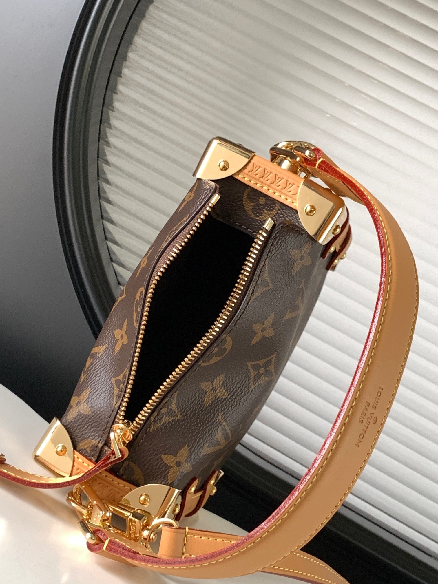 LV Luxury Element The Hottest Shoulder Bag of 2023 Spring: Inspired by Travel Trunks LV009