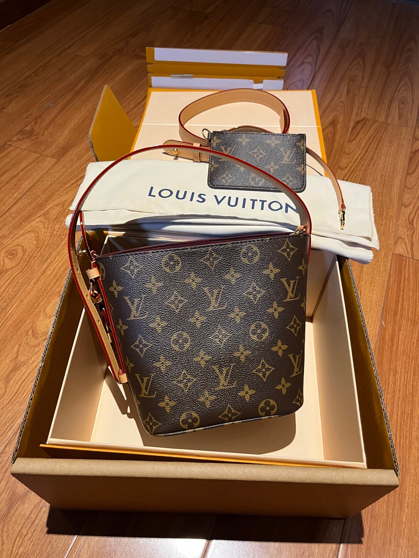LV Luxury Element Chic Monogram Bucket Bag - Foldable and Spacious for Everyday Luxury LV011