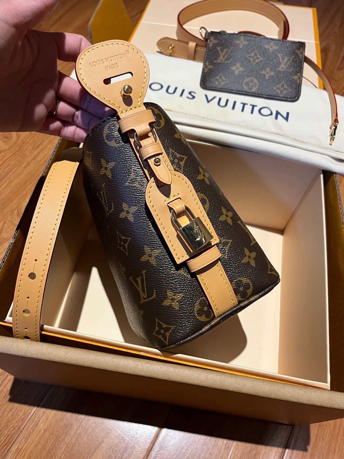 LV Luxury Element Chic Monogram Bucket Bag - Foldable and Spacious for Everyday Luxury LV011