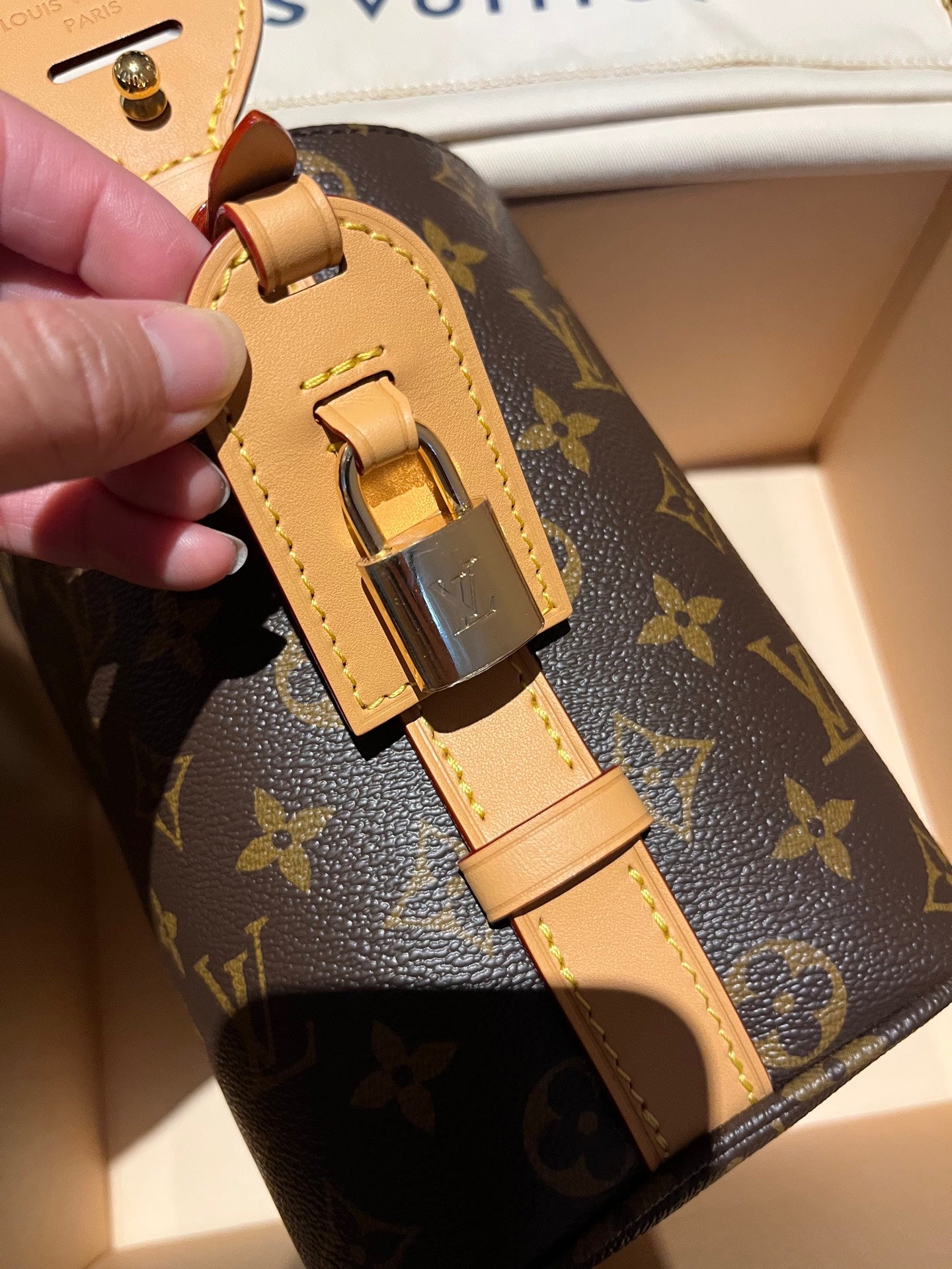 LV Luxury Element Chic Monogram Bucket Bag - Foldable and Spacious for Everyday Luxury LV011