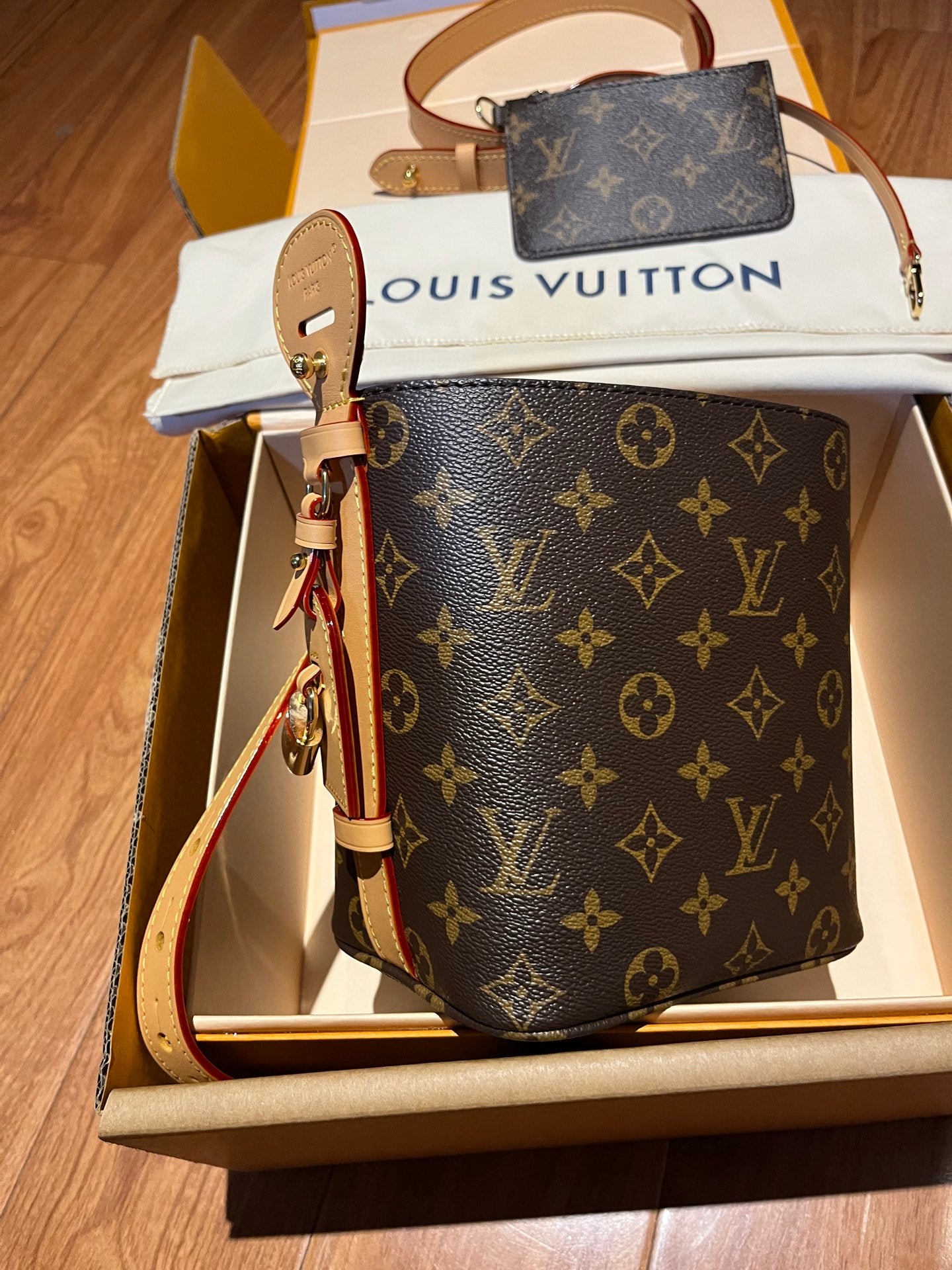 LV Luxury Element Chic Monogram Bucket Bag - Foldable and Spacious for Everyday Luxury LV011