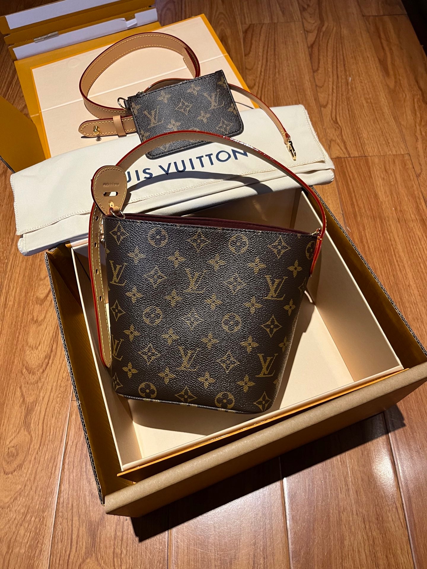 LV Luxury Element Chic Monogram Bucket Bag - Foldable and Spacious for Everyday Luxury LV011