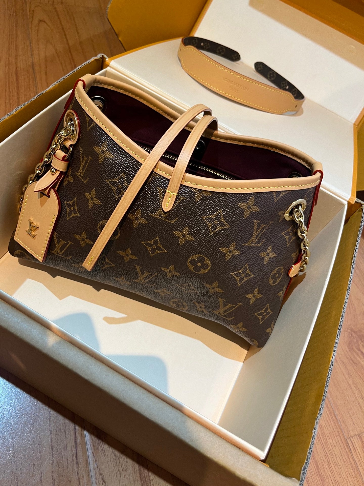 LV Luxury Element The Carryall BB: A Chic and Functional Handbag for the Modern Lifestyle LV012