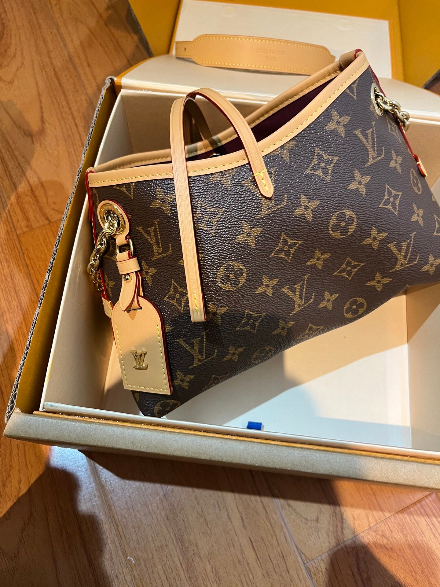 LV Luxury Element The Carryall BB: A Chic and Functional Handbag for the Modern Lifestyle LV012