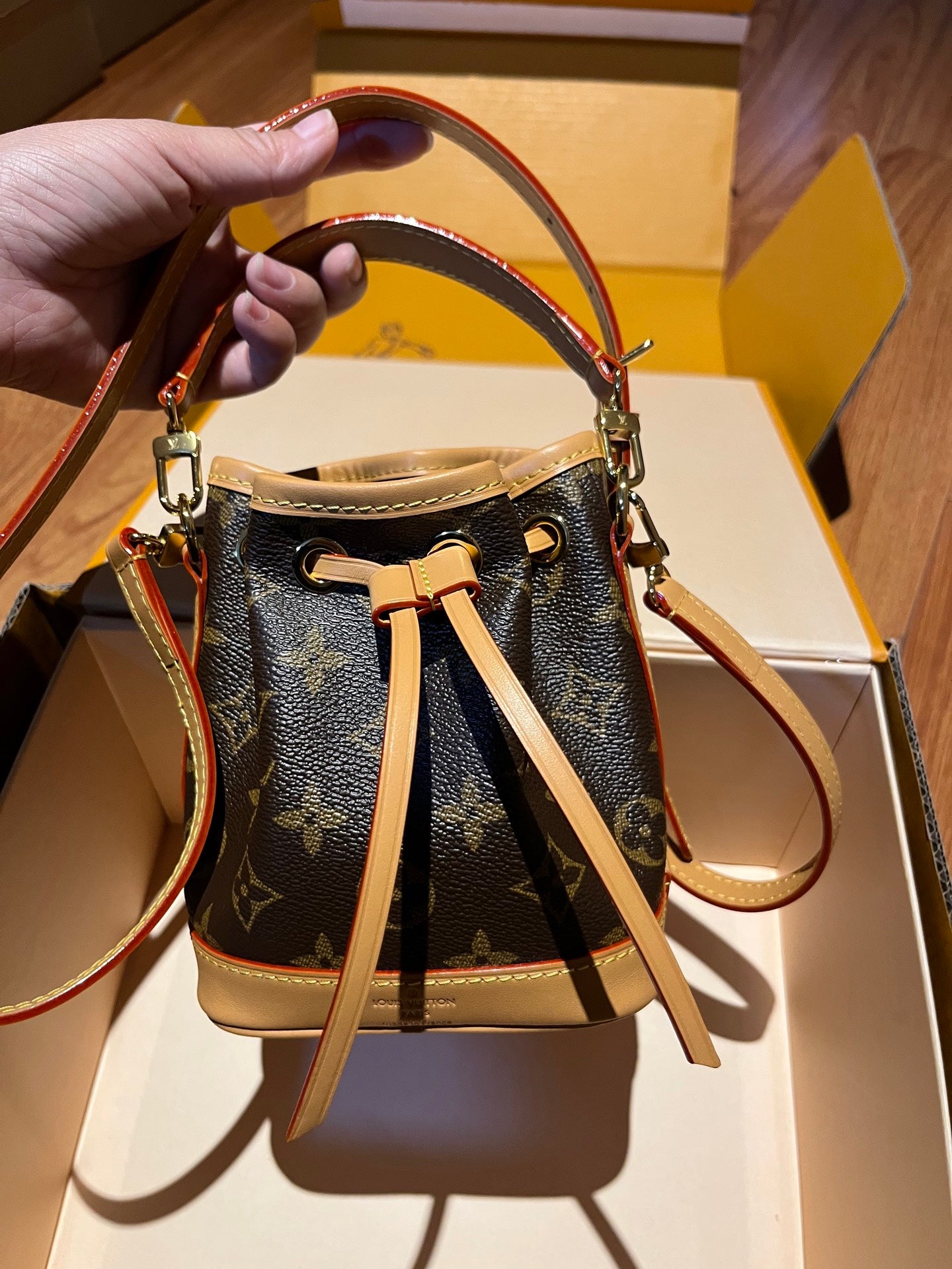 LV Luxury Element Chic Mini Bucket Bag: Premium Leather, Spacious Design, and Versatile Carry Options LV013