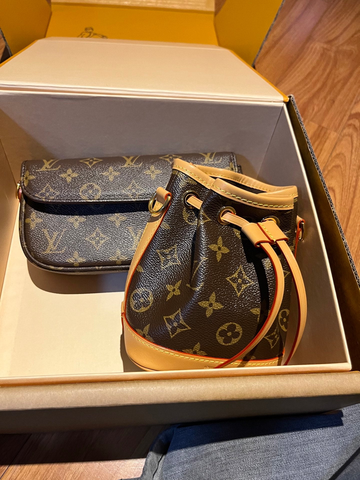 LV Luxury Element Chic Mini Bucket Bag: Premium Leather, Spacious Design, and Versatile Carry Options LV013