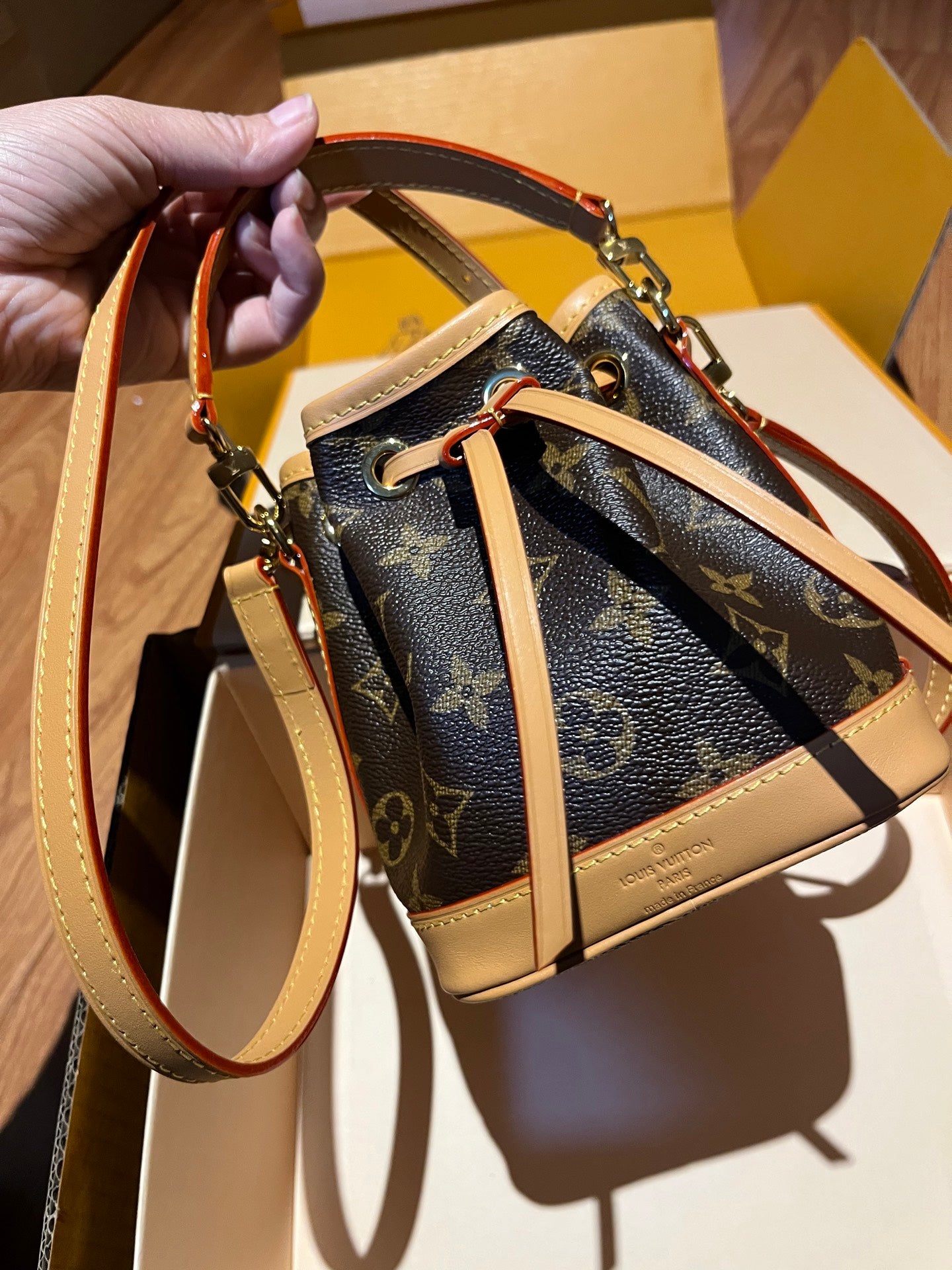 LV Luxury Element Chic Mini Bucket Bag: Premium Leather, Spacious Design, and Versatile Carry Options LV013