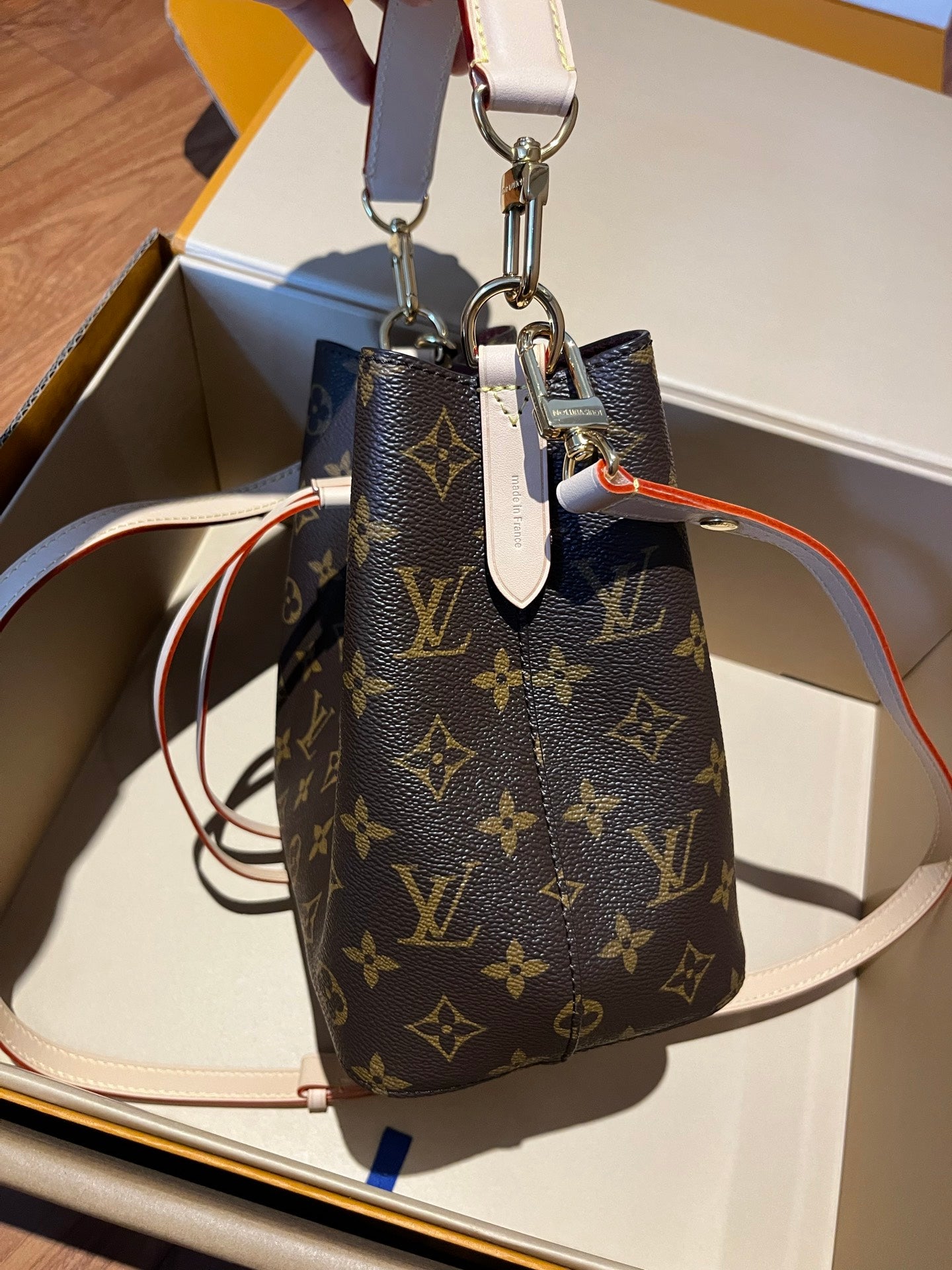 LV Luxury Element Elegant Mini Bucket Bag: Timeless Design Meets Modern Functionality LV014