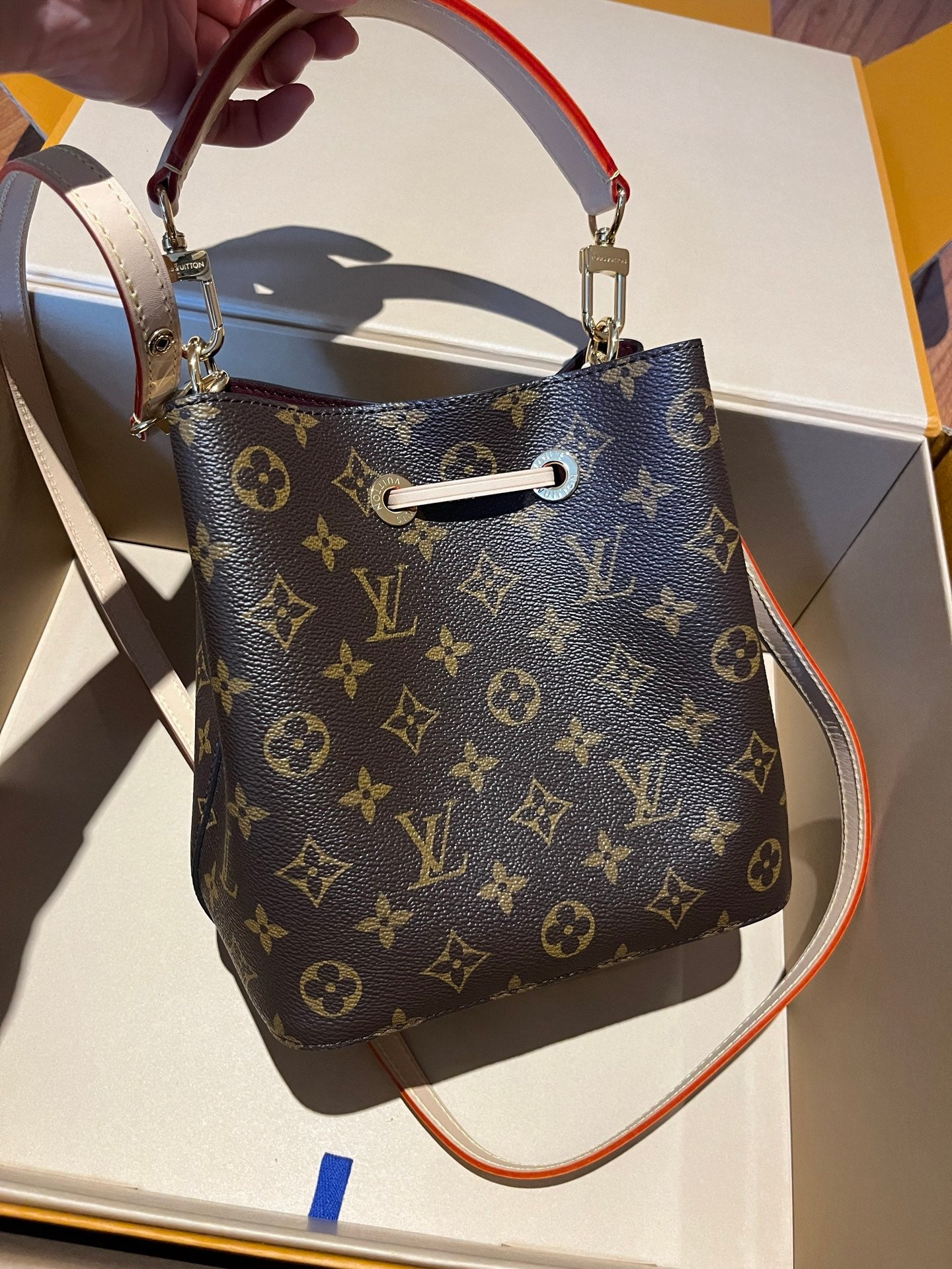 LV Luxury Element Elegant Mini Bucket Bag: Timeless Design Meets Modern Functionality LV014