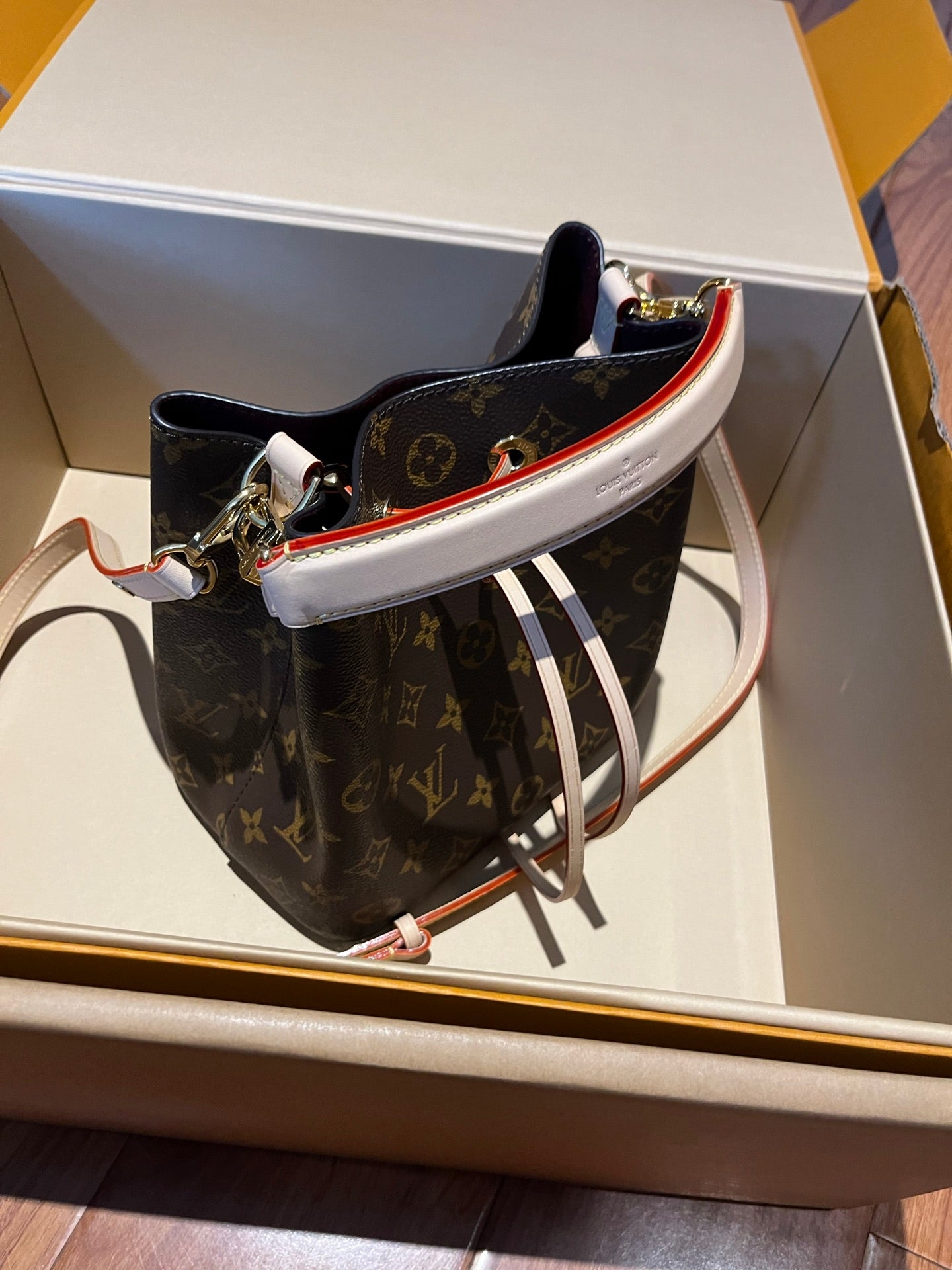 LV Luxury Element Elegant Mini Bucket Bag: Timeless Design Meets Modern Functionality LV014