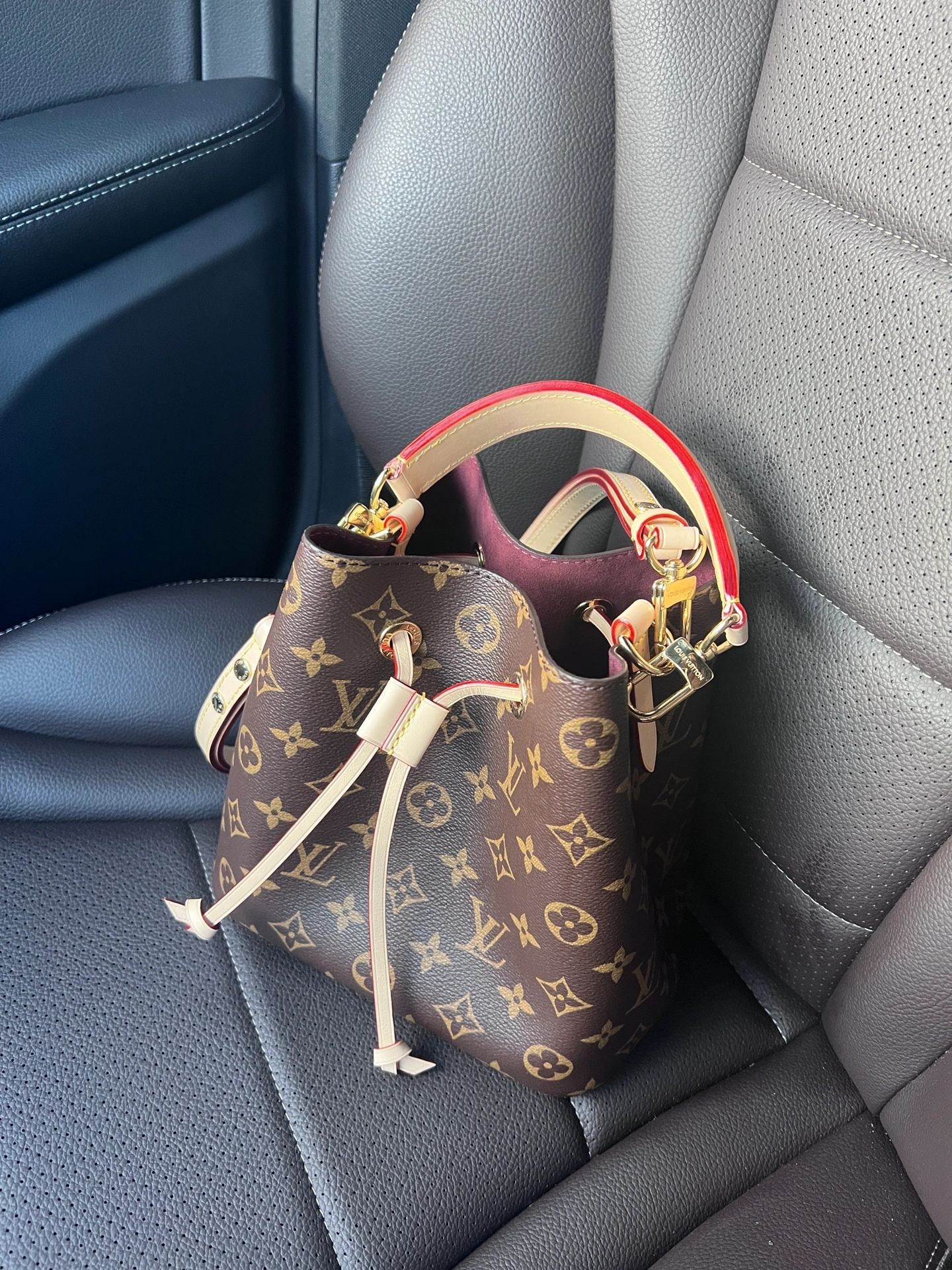 LV Luxury Element Elegant Mini Bucket Bag: Timeless Design Meets Modern Functionality LV014