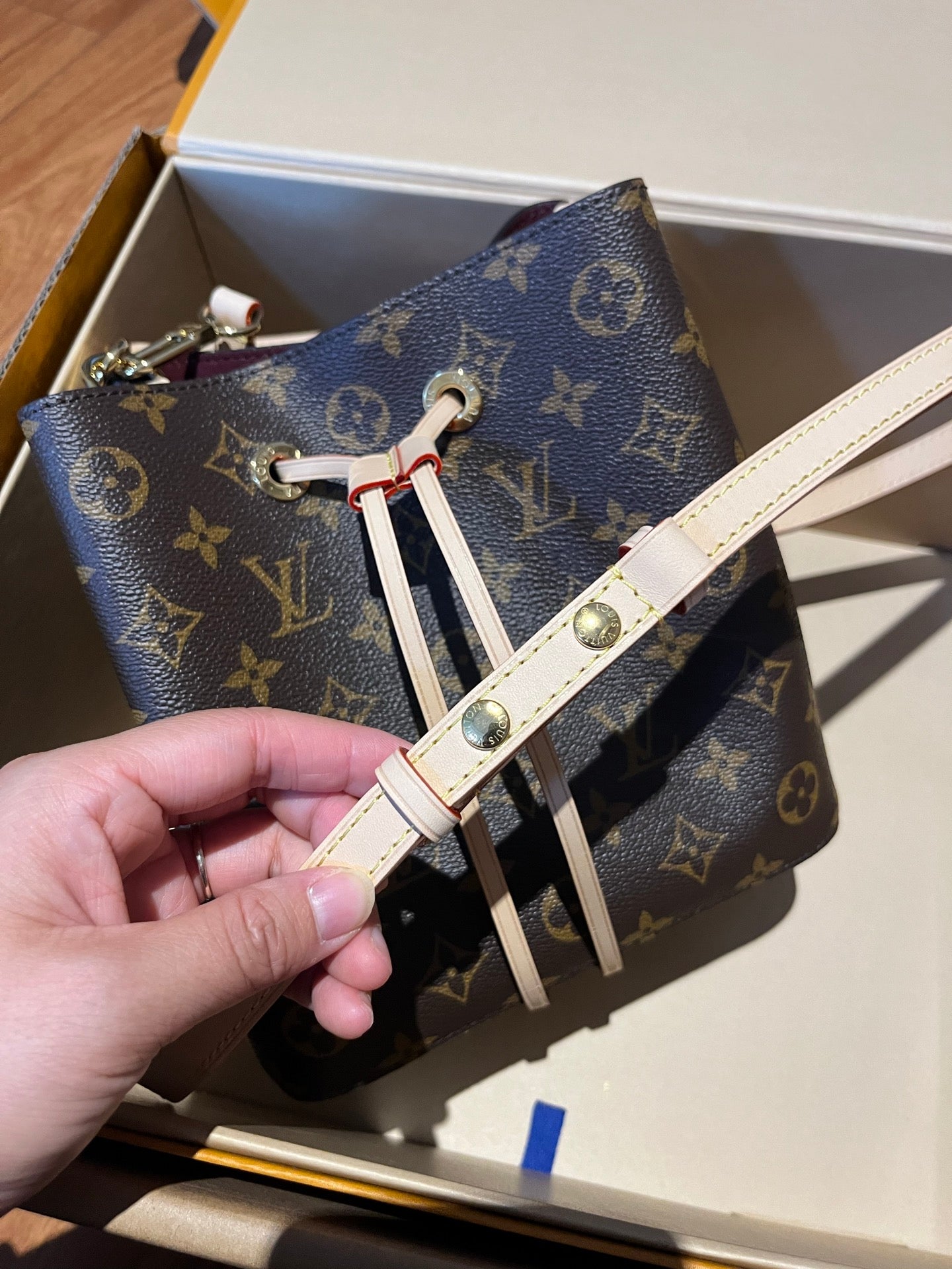 LV Luxury Element Elegant Mini Bucket Bag: Timeless Design Meets Modern Functionality LV014