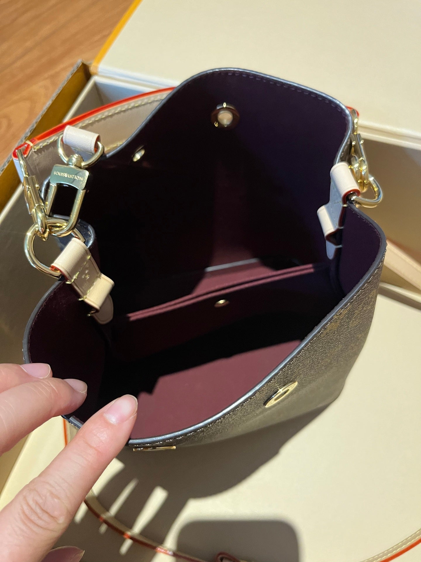LV Luxury Element Elegant Mini Bucket Bag: Timeless Design Meets Modern Functionality LV014