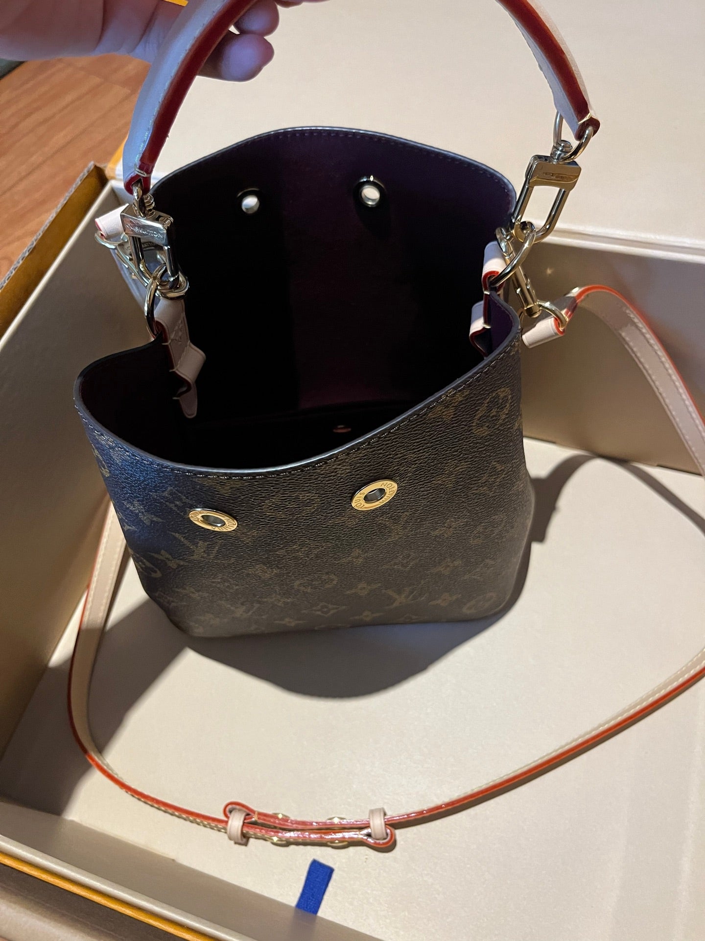 LV Luxury Element Elegant Mini Bucket Bag: Timeless Design Meets Modern Functionality LV014