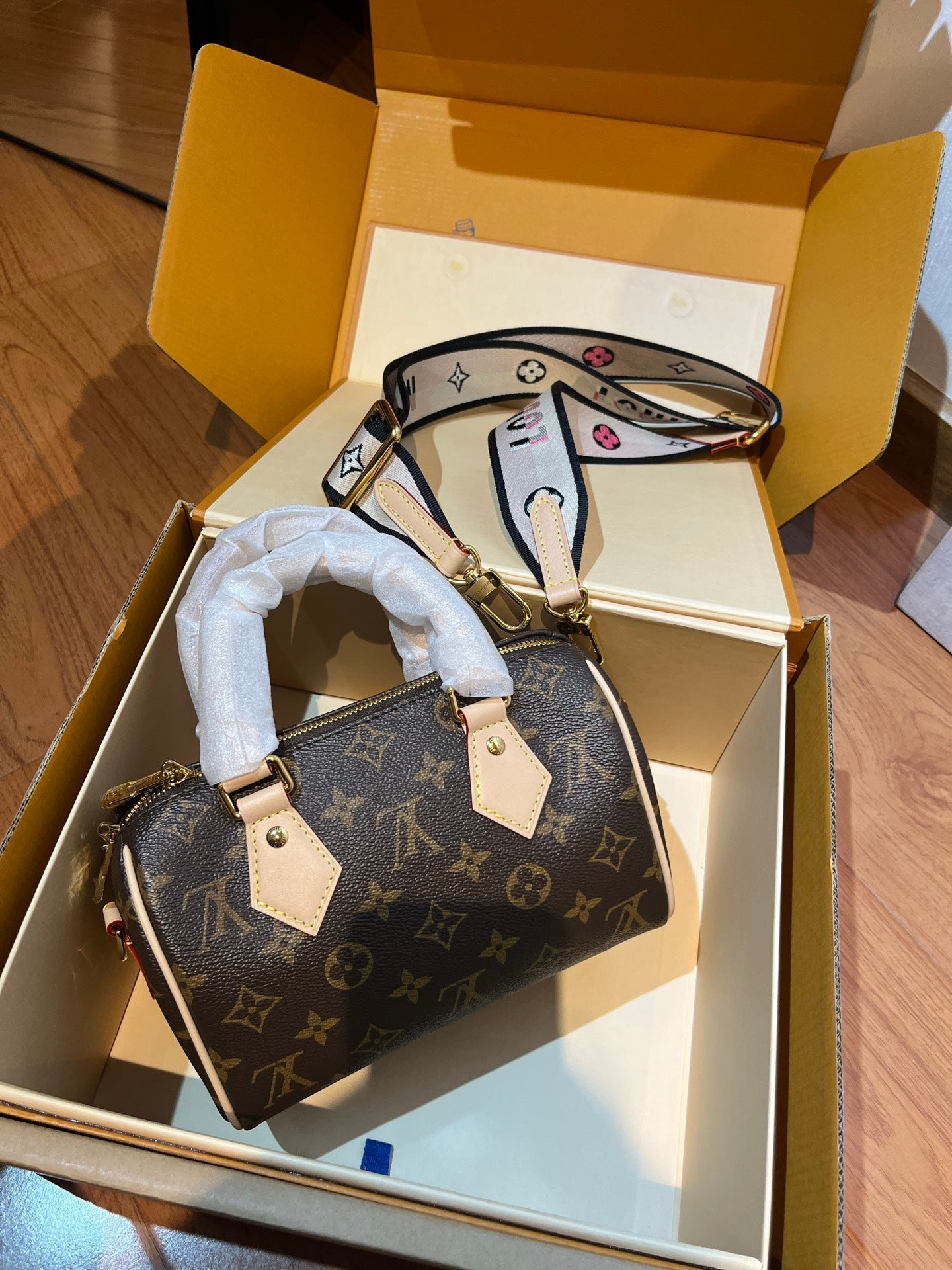 LV Luxury Element Chic Monogram-Inspired Mini Travel Bag with Detachable Strap LV017