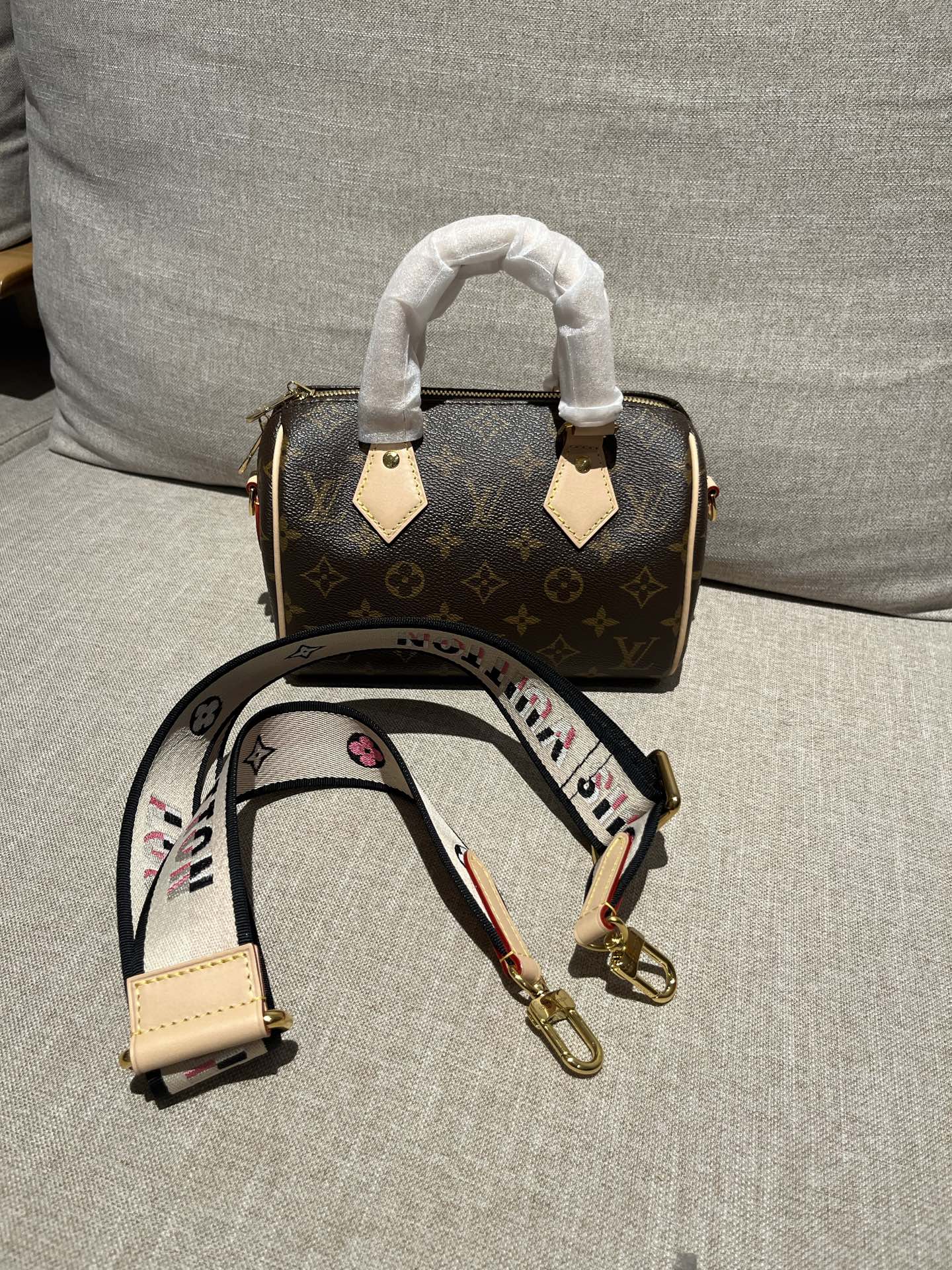 LV Luxury Element Chic Monogram-Inspired Mini Travel Bag with Detachable Strap LV017