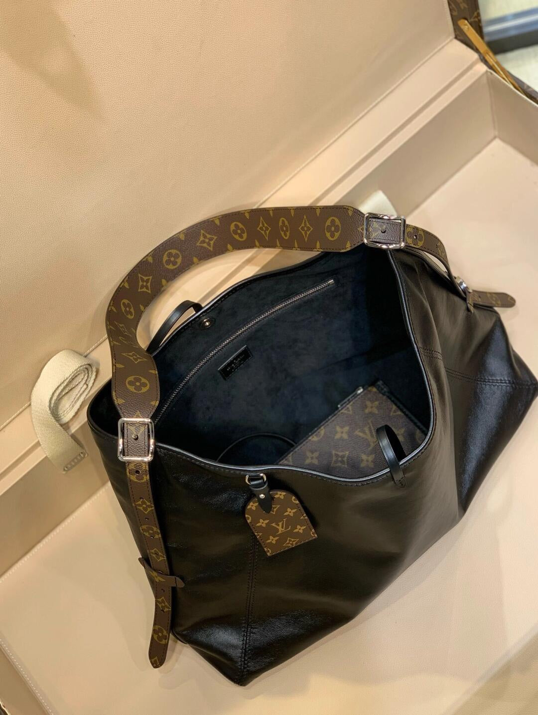 LV Luxury Element CarryAll Cargo Medium Handbag Soft Lambskin: Spacious and Stylish for Everyday Elegance LV019