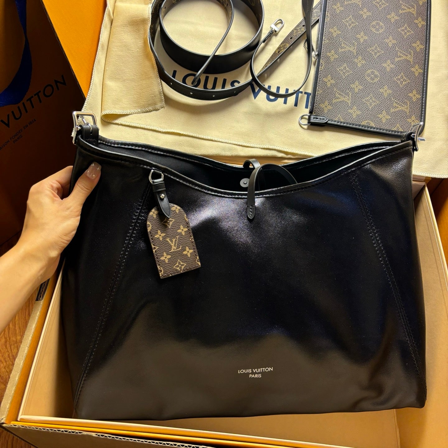 LV Luxury Element CarryAll Cargo Medium Handbag Soft Lambskin: Spacious and Stylish for Everyday Elegance LV019