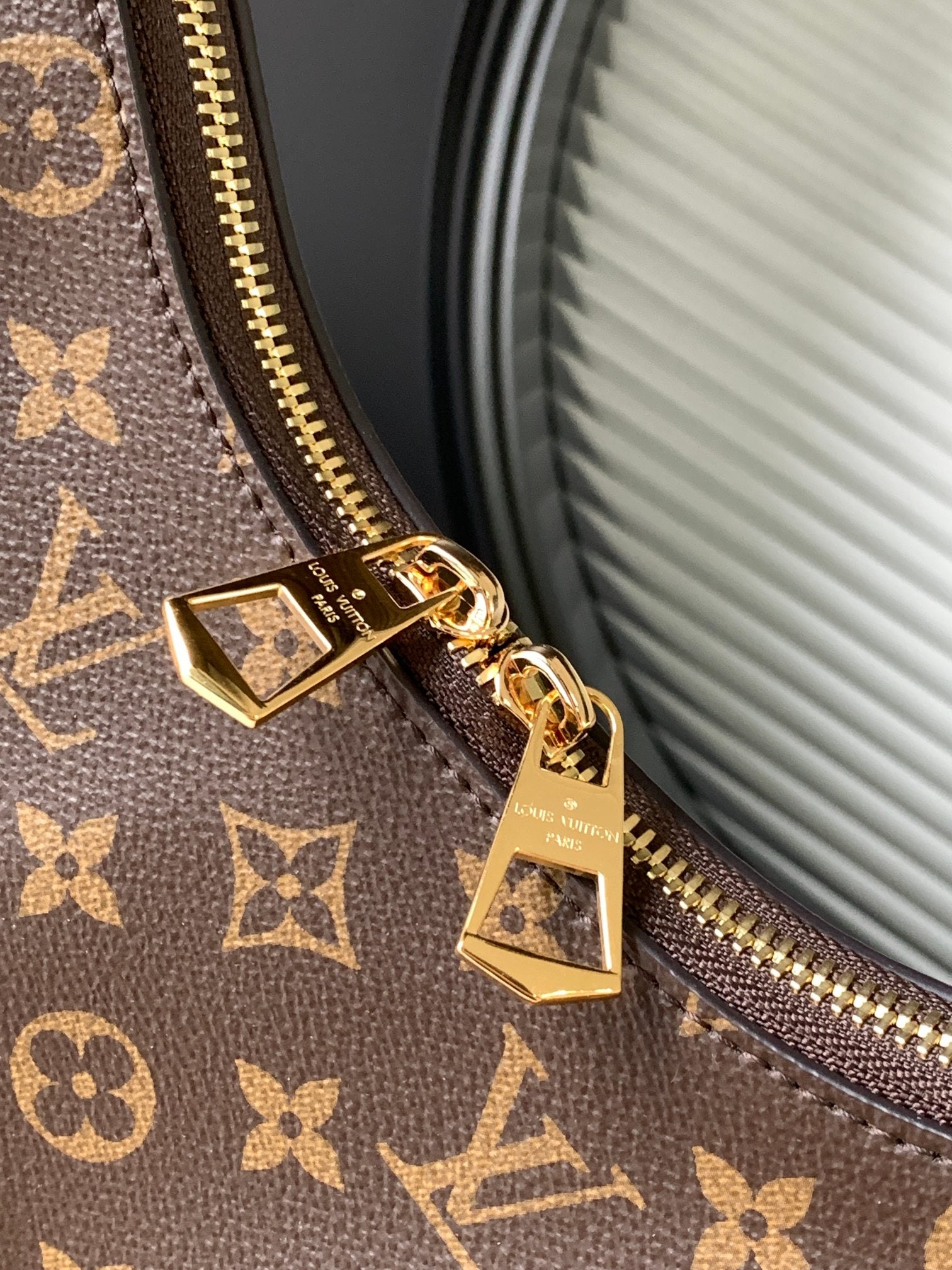LV Luxury Element  Monogram Handbag with Gold Chain Strap - Ultimate Luxury Must-Have Black Horn LV01