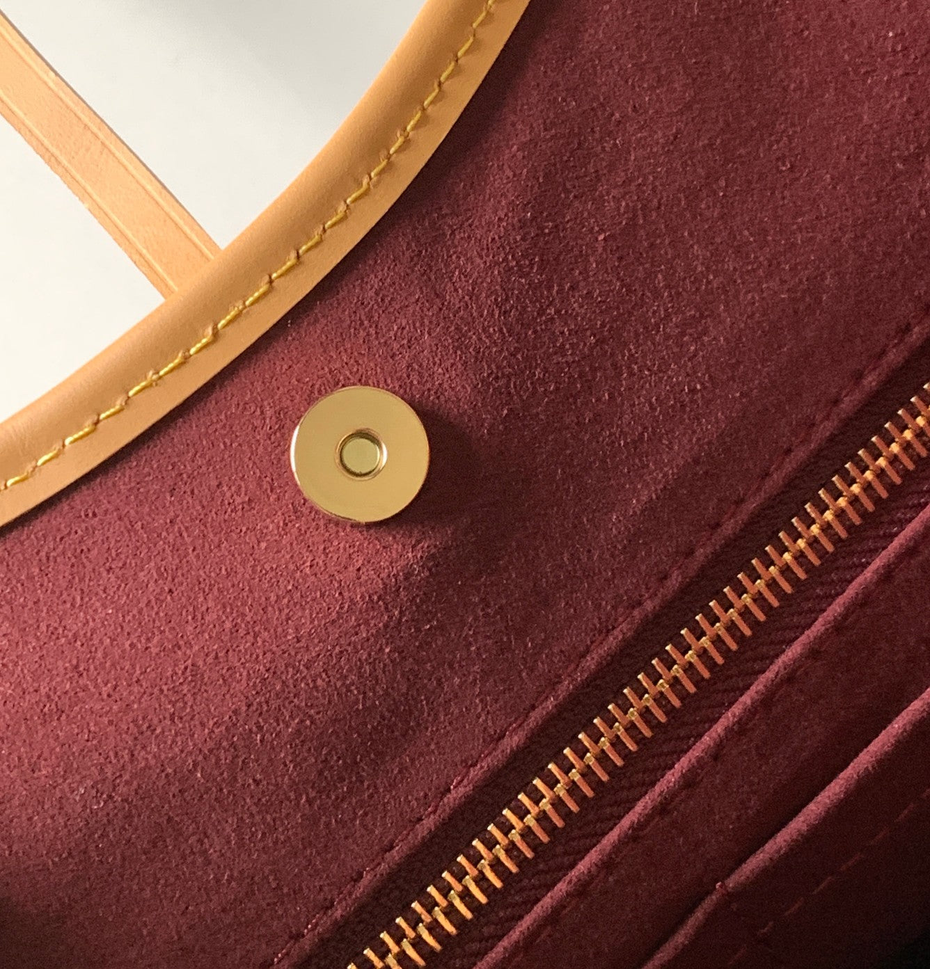 LV Luxury Element CarryAll Small Shoulder Bag: Iconic Monogram Canvas & Leather Trim for Effortless Urban Chic LV03
