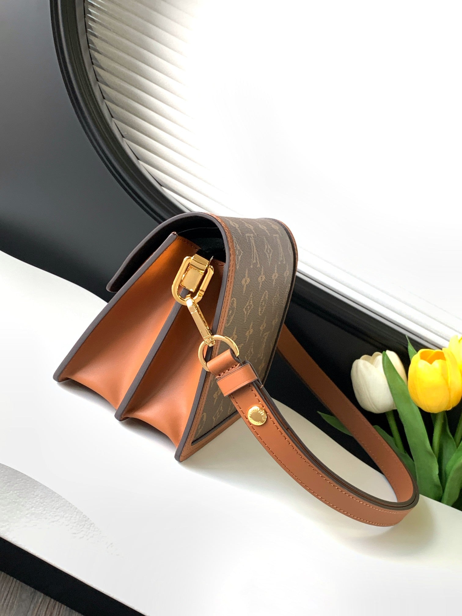 LV Luxury Element  Exquisite Mini Handbag in Premium First-Layer Leather,  LV006