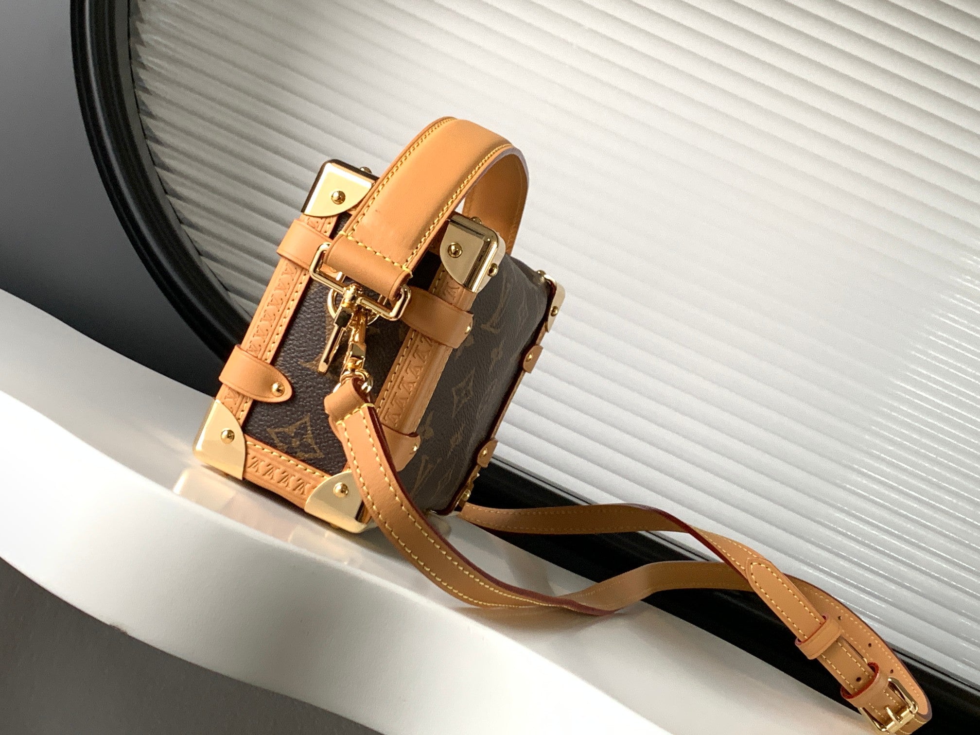 LV Luxury Element  The Hottest Shoulder Bag of 2023 Spring: Inspired by Travel Trunks  LV009