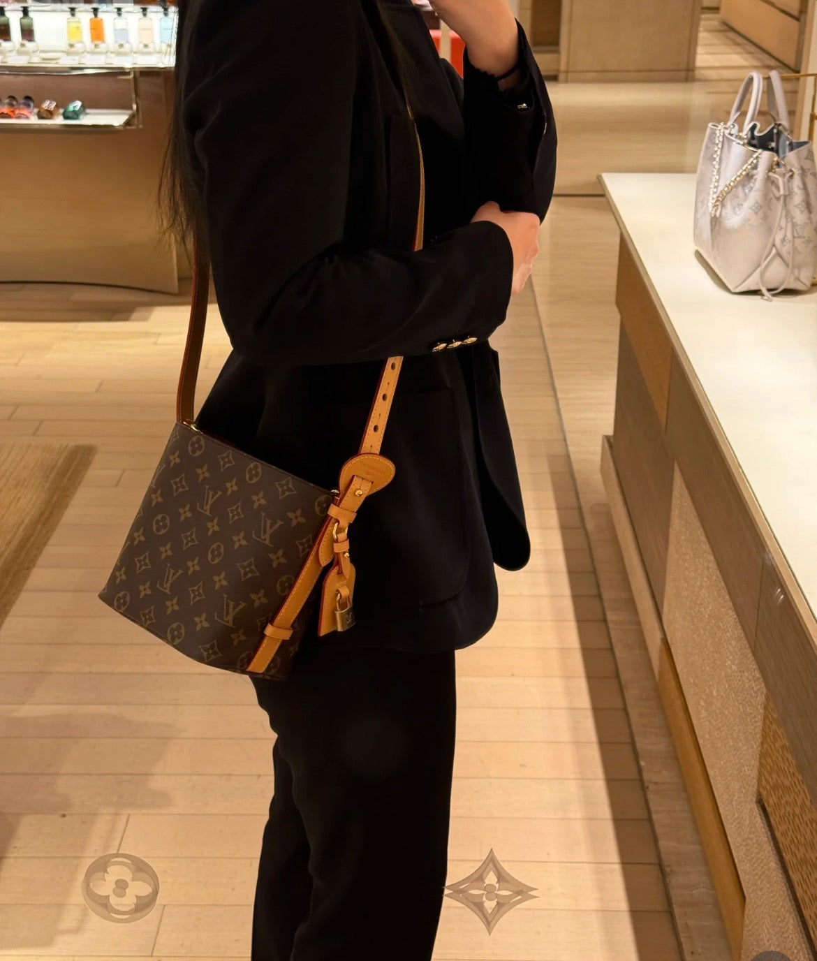 LV Luxury Element Chic Monogram Bucket Bag - Foldable and Spacious for Everyday Luxury LV011