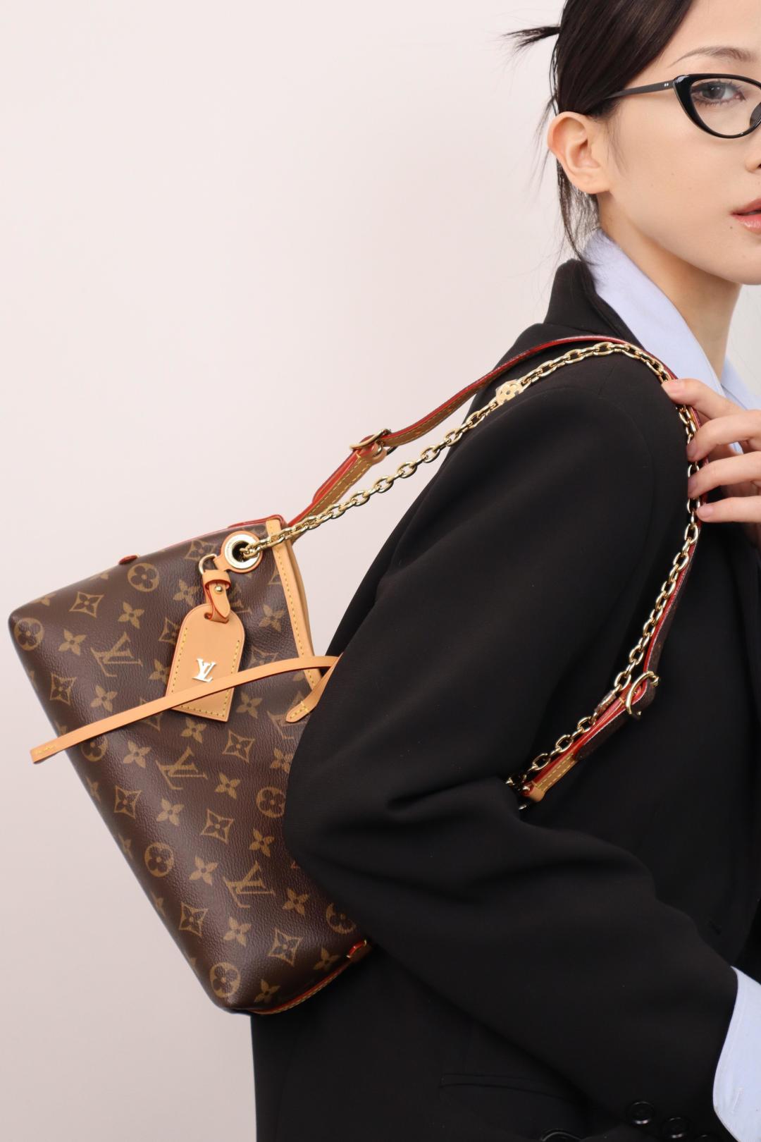 LV Luxury Element The Carryall BB: A Chic and Functional Handbag for the Modern Lifestyle LV012