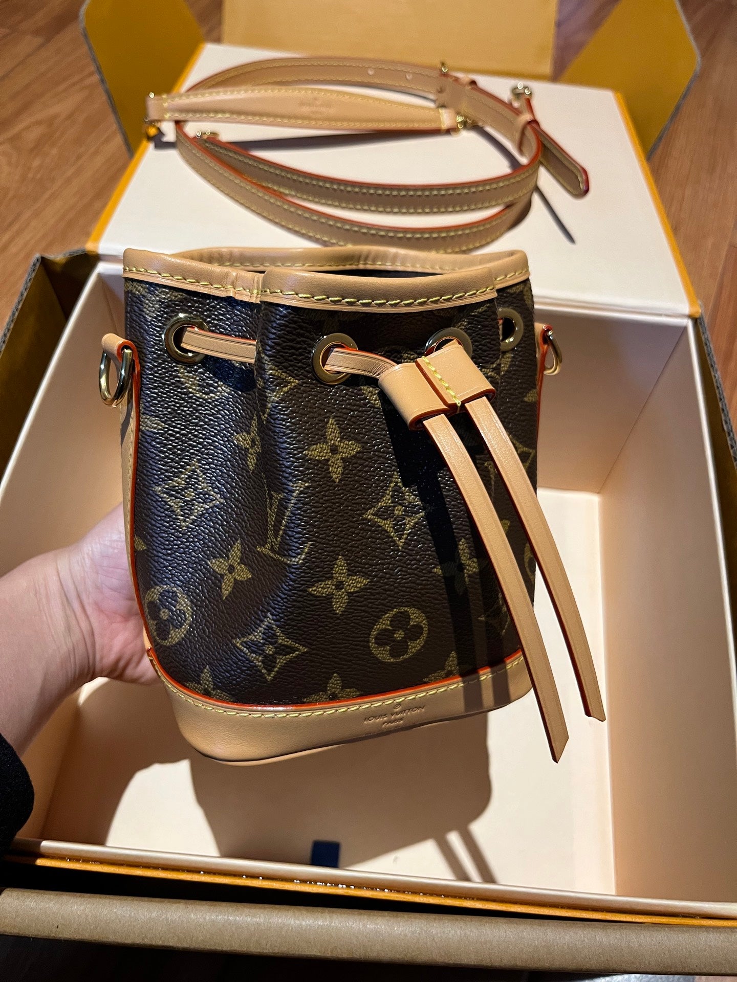 LV Luxury Element Chic Mini Bucket Bag: Premium Leather, Spacious Design, and Versatile Carry Options LV013