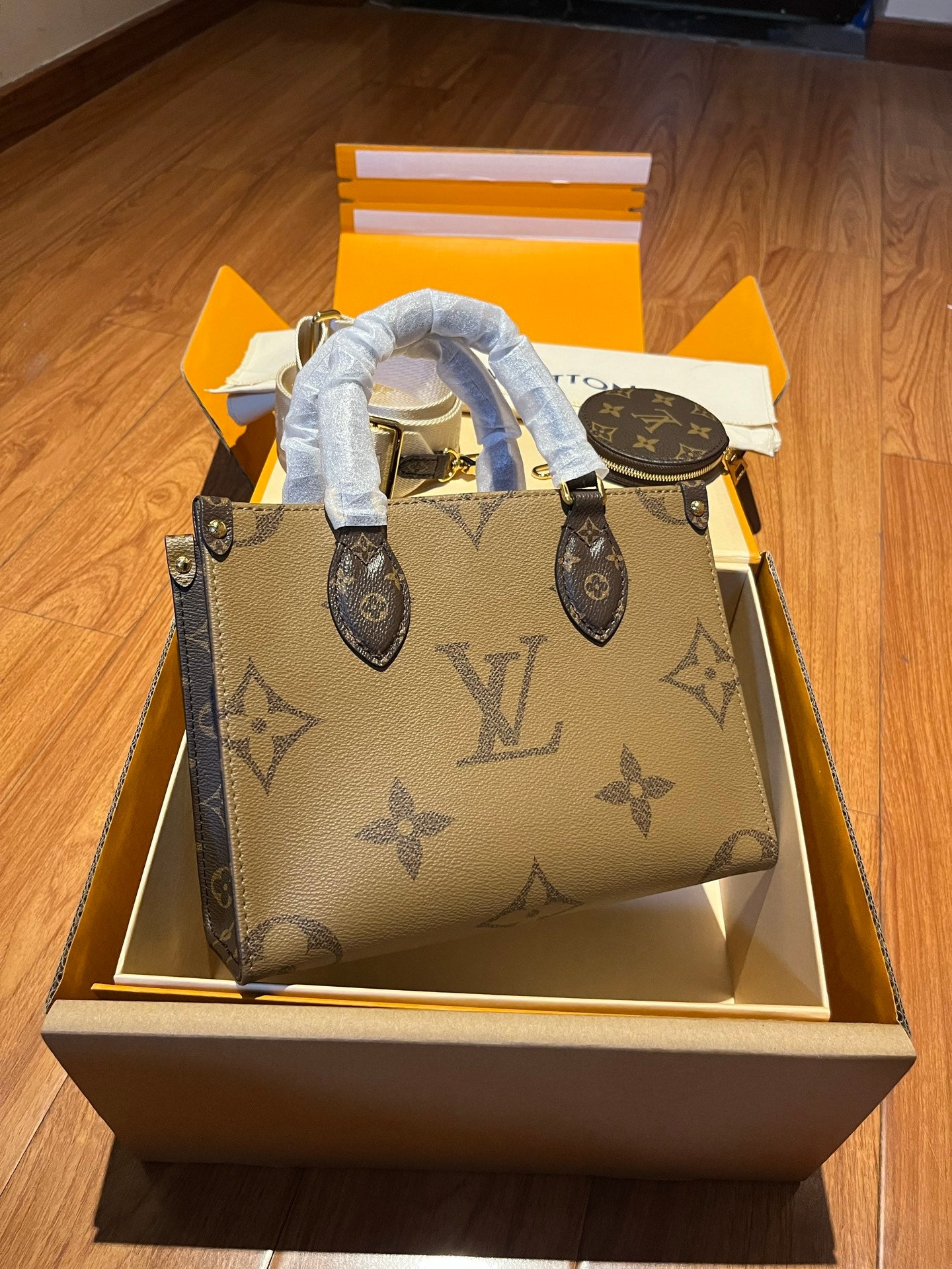 LV Luxury Element Chic Mini Tote Bag with Signature Gold Accents - Your Perfect Everyday Essential LV015