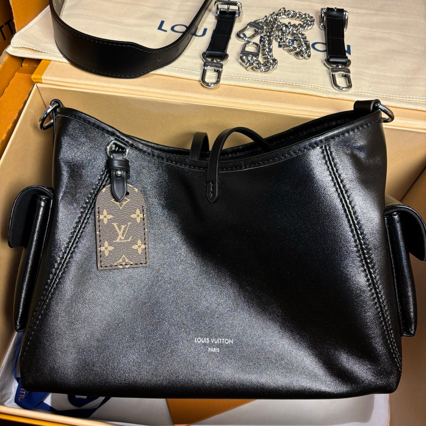 LV Luxury Element CarryAll Cargo Small Bag in Soft Lambskin: Your Compact Daily Companion LV018
