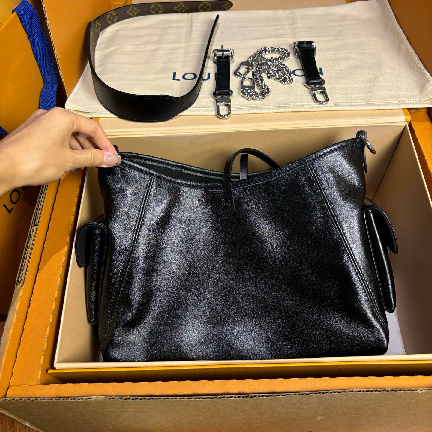 LV Luxury Element CarryAll Cargo Small Bag in Soft Lambskin: Your Compact Daily Companion LV018
