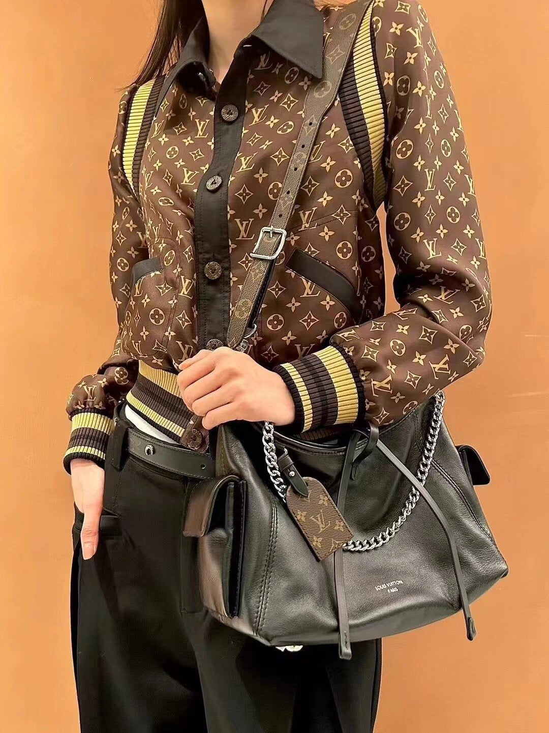 LV Luxury Element CarryAll Cargo Small Bag in Soft Lambskin: Your Compact Daily Companion LV018