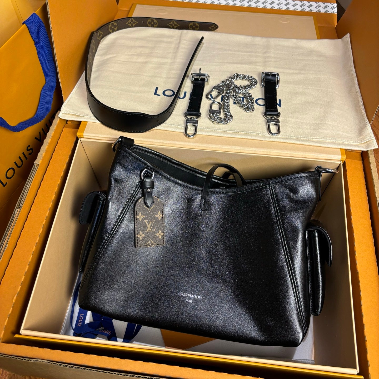 LV Luxury Element CarryAll Cargo Small Bag in Soft Lambskin: Your Compact Daily Companion LV018