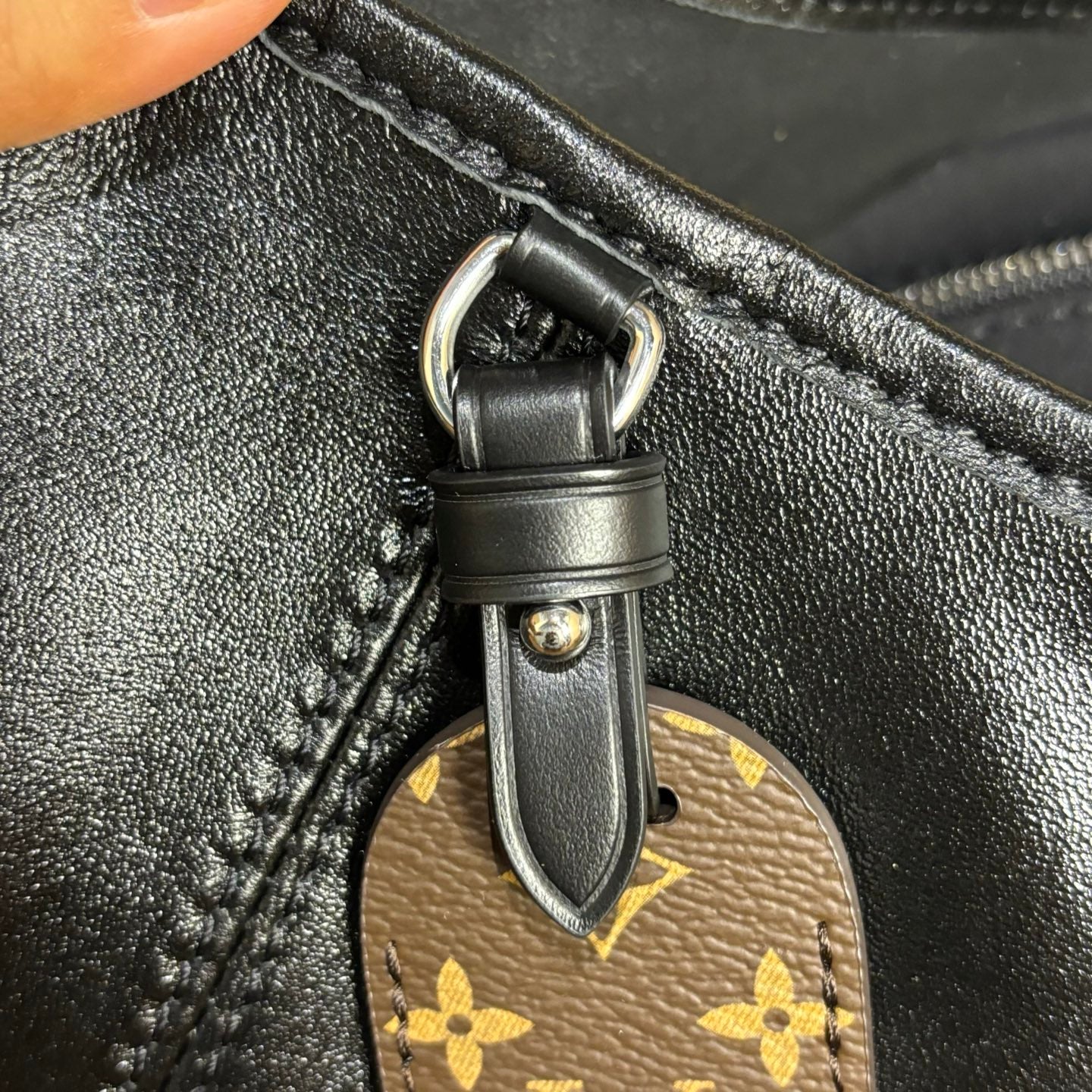 LV Luxury Element CarryAll Cargo Small Bag in Soft Lambskin: Your Compact Daily Companion LV018