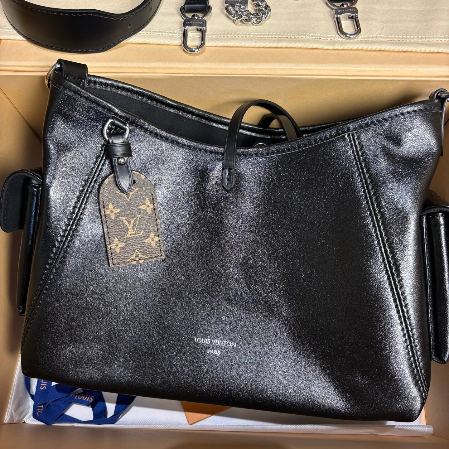 LV Luxury Element CarryAll Cargo Small Bag in Soft Lambskin: Your Compact Daily Companion LV018