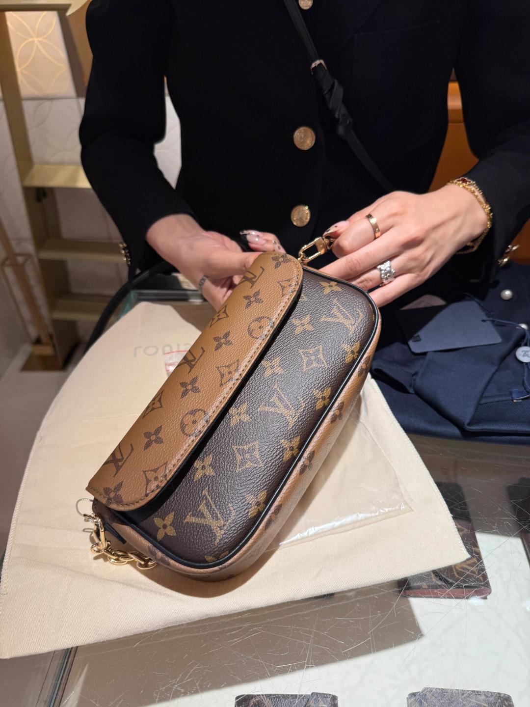 LV Luxury Element Elegant Monogram Wallet on Chain Bag - Timeless Style and Versatility  handbags LV020
