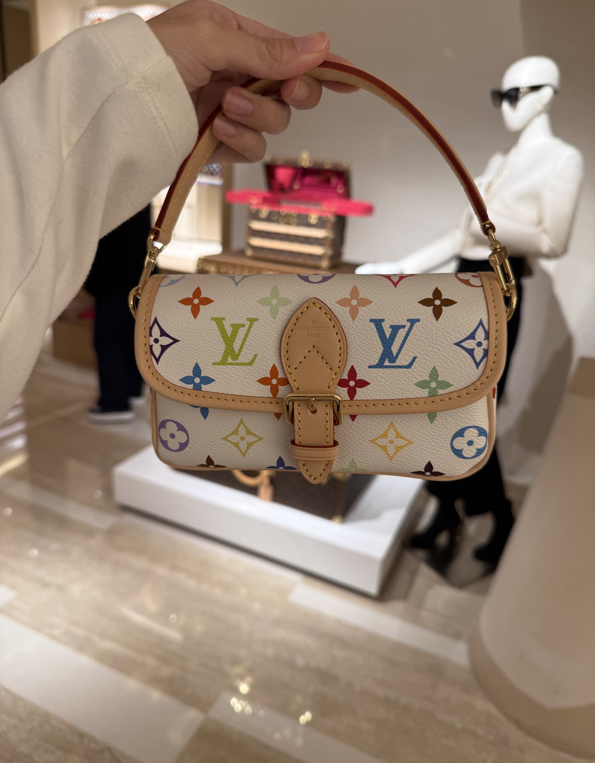 LV Luxury Element Nano Diane Mini Handbag: Chic Design with Detachable Strap and Multiple Carry Options LV021