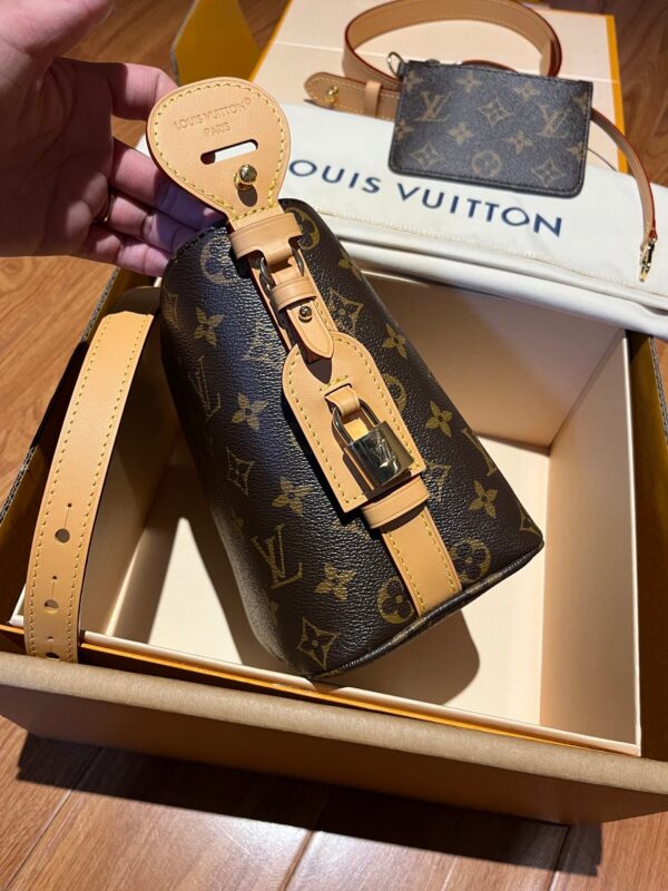 LV Luxury Element Chic Monogram Bucket Bag - Foldable and Spacious for Everyday Luxury LV011