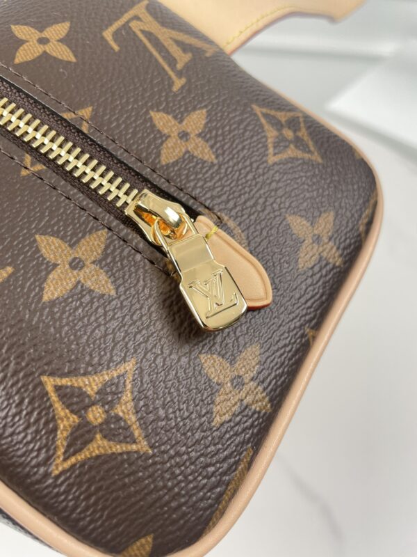 Fashionable and luxurious LockerDopp Kit toiletry bag