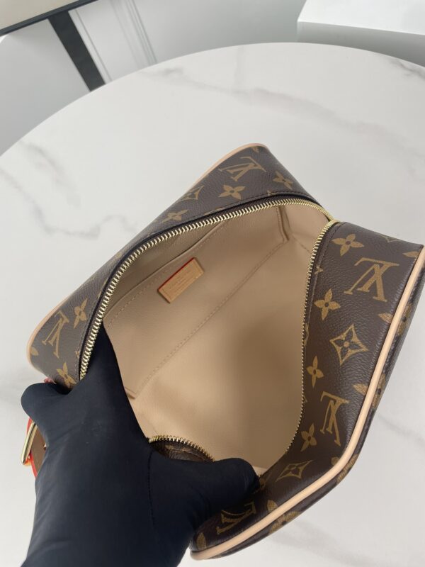 Fashionable and luxurious LockerDopp Kit toiletry bag